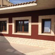 Fachada ladrillo y corcho proyectado