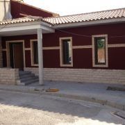 Fachada delantera y escalera